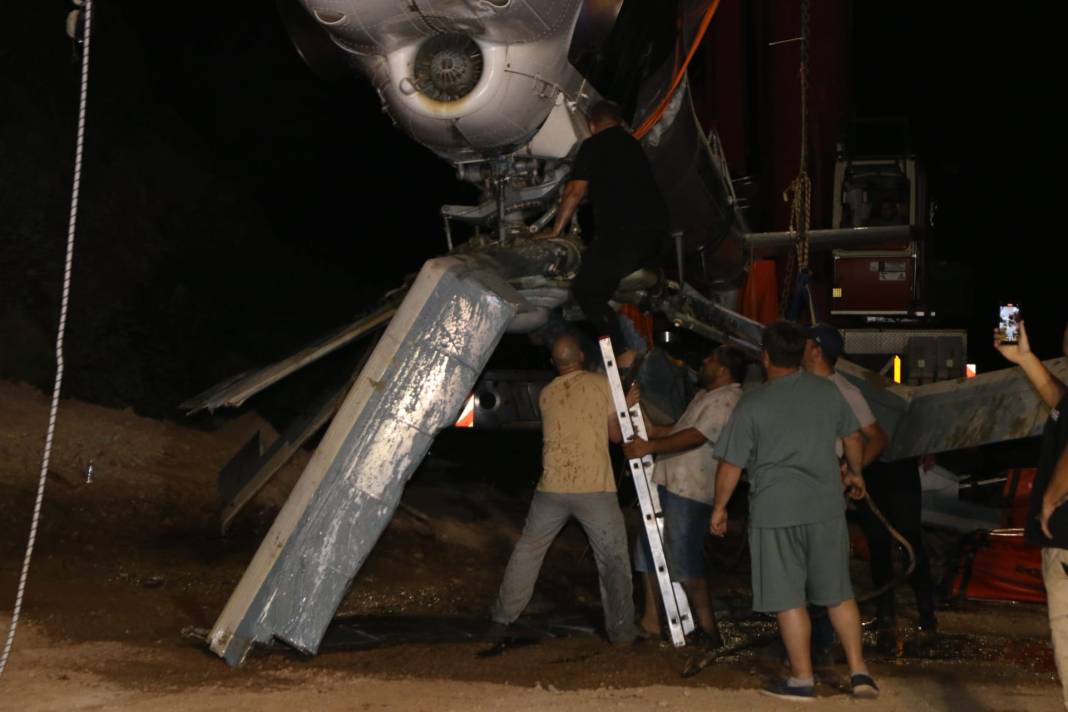 Adana'da göle düşen helikopterin enkazı JAK ve SAK Timleri tarafından çıkarıldı 8